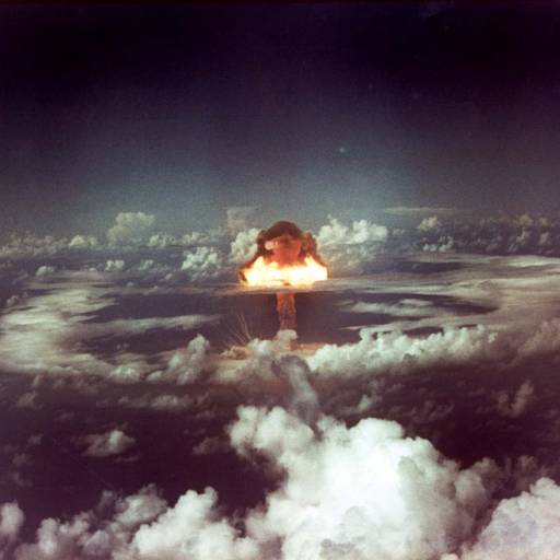 Estados Unidos, União Soviética e Reino Unido assinaram um tratado proibindo testes nucleares na atmosfera