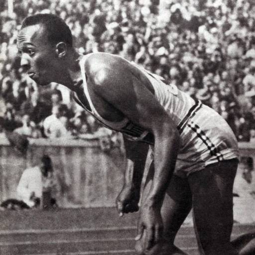 O atleta Jesse Owens triunfa nos Jogos Olímpicos de Berlim, em 1936