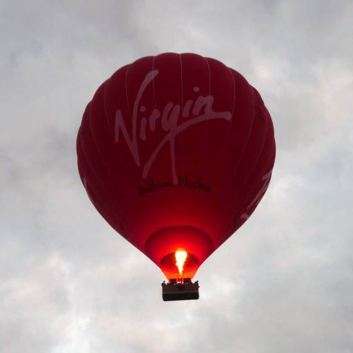 Branson e Lindstram realizaram com êxito a travessia do Atlântico Norte a bordo do balão Virgin