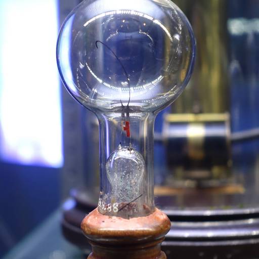 Thomas Edison inventou a lâmpada eléctrica incandescente